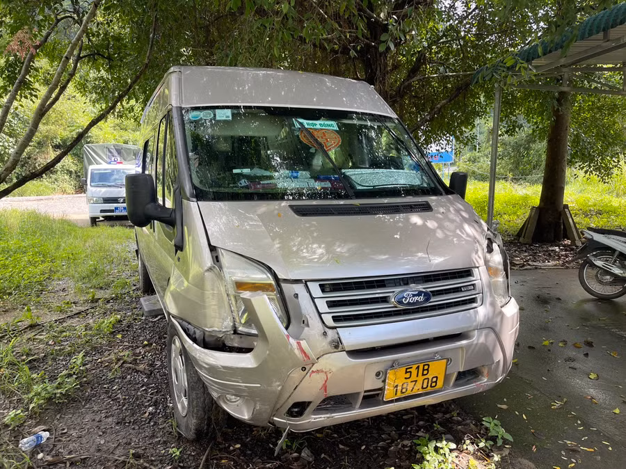 Cơ quan chức năng đang điều tra, làm rõ nguyên nhân người đàn ông tử vong trong xe ô tô. Ảnh: Khánh Phúc