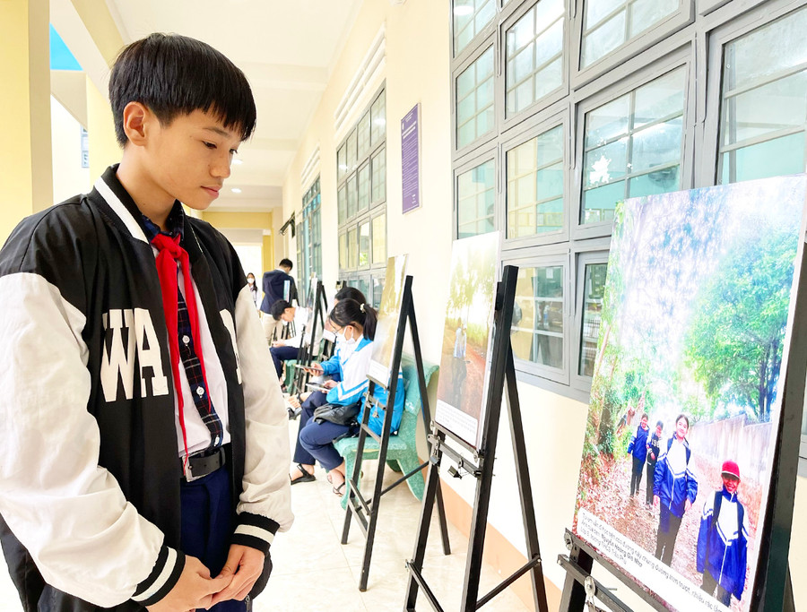 Học sinh theo dõi “Những tấm ảnh biết nói” của các em học sinh 19 trường THCS trên địa bàn TP. Pleiku được trưng bày tại Trường THCS Nguyễn Huệ. Ảnh: Minh Phương