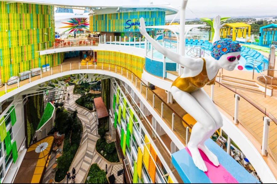 Bên trong siêu du thuyền lớn nhất thế giới trông giống như một khu phố. Ảnh: Saul Martinez - The Washington Post/Business Insider