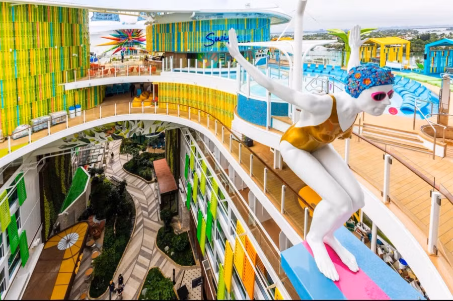 Bên trong siêu du thuyền lớn nhất thế giới trông giống như một khu phố. Ảnh: Saul Martinez - The Washington Post/Business Insider