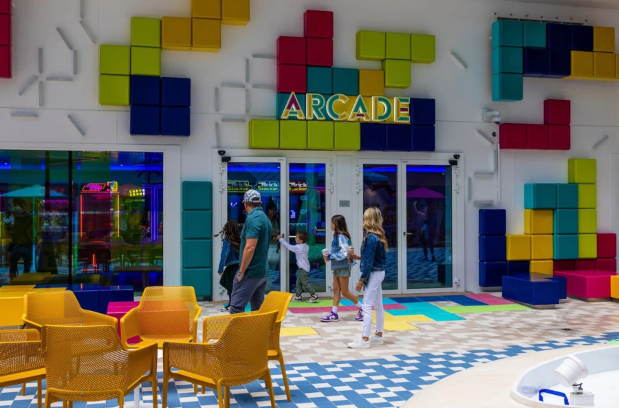 Các điểm tham quan ở Surfside, khu phố thân thiện với gia đình trên tàu. Ảnh: Saul Martinez - The Washington Post