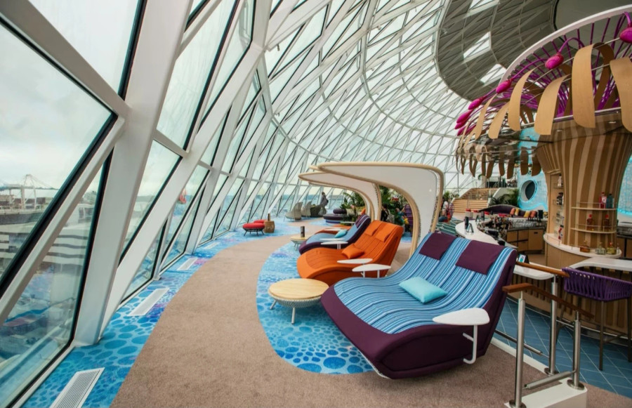 Aquadome là mái vòm nặng 363 tấn với 673 tấm kính và 712 tấm nhôm, có thác nước cao 17m chảy vào ban ngày. Một trong những điểm nổi bật của Aquadome là nhà hát, nơi tổ chức các chương trình biểu diễn nhào lộn dưới nước để hành khách thưởng thức vào buổi tối. Ảnh: Saul Martinez - The Washington Post