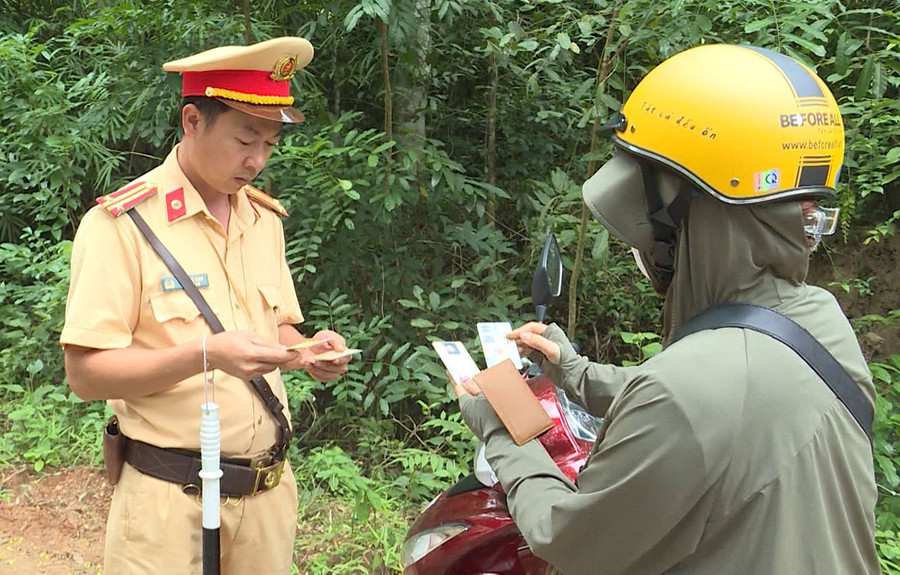 Lực lượng Cảnh sát giao thông huyện Mang Yang kiểm tra việc chấp hành các quy định Luật Giao thông đường bộ của người điều khiển phương tiện. Ảnh: Thiên Di