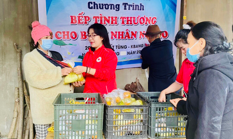 Chị Nguyễn Thị An (thứ 2 từ trái sang) trao quà cho người dân. Ảnh: Bích Hà Chị Nguyễn Thị An (thứ 2 từ trái sang) trao quà cho người dân. Ảnh: Bích Hà