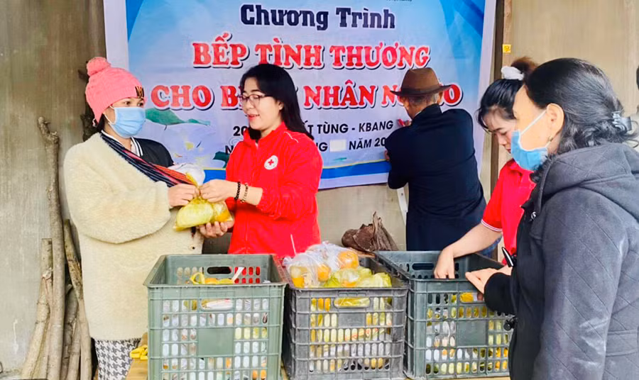 Chị Nguyễn Thị An (thứ 2 từ trái sang) trao quà cho người dân. Ảnh: Bích Hà