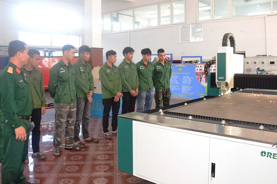 Trường Cao đẳng nghề 21 được trang bị máy móc hiện đại phục vụ đào tạo nghề. Ảnh: Vĩnh Hoàng Trường Cao đẳng nghề 21 được trang bị máy móc hiện đại phục vụ đào tạo nghề. Ảnh: Vĩnh Hoàng