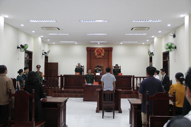 Quang cảnh phiên tòa sơ thẩm xét xử cựu thiếu tá Trung đoàn không quân 937 Quang cảnh phiên tòa sơ thẩm xét xử cựu thiếu tá Trung đoàn không quân 937