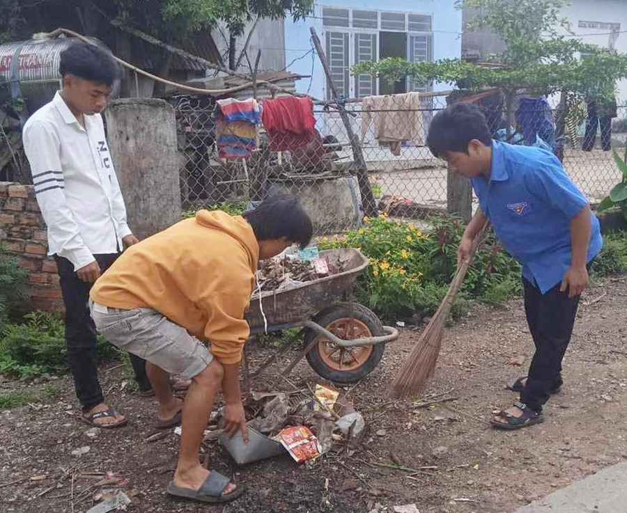 Đoàn viên thanh niên tham gia dọn vệ sinh đường làng, ngõ xóm. Ảnh: Diệp Nguyên