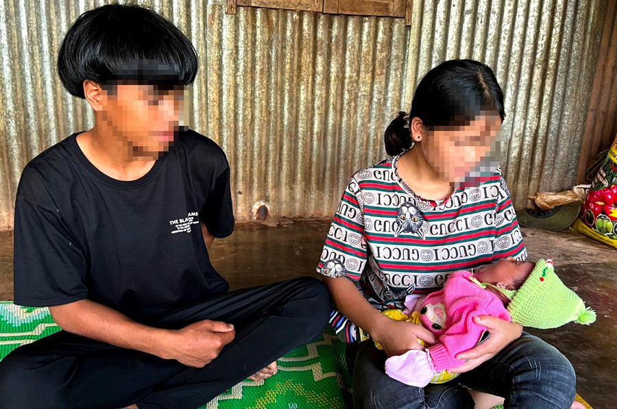 Vợ chồng Siu Aring và Kpuih Hân. Ảnh: Yến Dung Vợ chồng Siu Aring và Kpuih Hân. Ảnh: Yến Dung