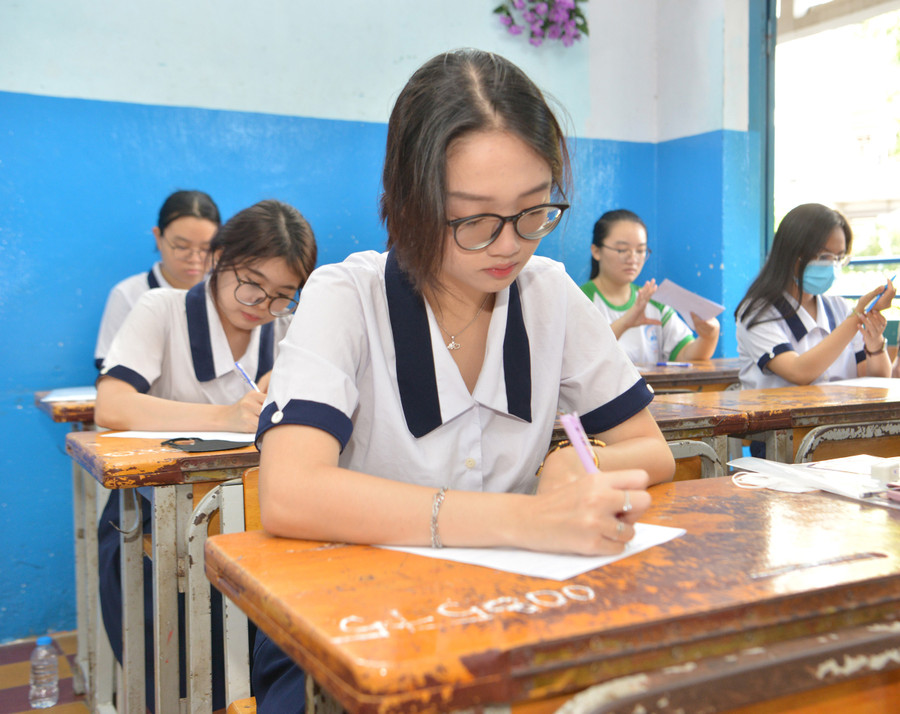 Thí sinh dự thi tốt nghiệp THPT 2023 tại điểm thi Trường THCS Lê Lợi, quận 3, TPHCM. Ảnh: CAO THĂNG Thí sinh dự thi tốt nghiệp THPT 2023 tại điểm thi Trường THCS Lê Lợi, quận 3, TPHCM. Ảnh: CAO THĂNG