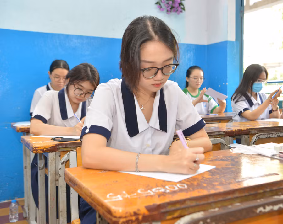 Thí sinh dự thi tốt nghiệp THPT 2023 tại điểm thi Trường THCS Lê Lợi, quận 3, TPHCM. Ảnh: CAO THĂNG