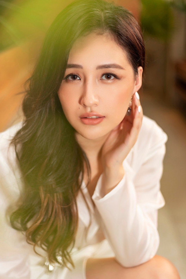 Thời gian qua, người đẹp 8X vướng tin đồn đã có con song chọn cách giấu kín. Thậm chí, đoạn clip Hoa hậu Việt Nam thoải mái đùa giỡn, có cử chỉ thân mật với một bé gái được chia sẻ khiến nhiều cư dân mạng cho rằng lời đồn đoán này là sự thật. Ảnh: Huy Nguyễn Thời gian qua, người đẹp 8X vướng tin đồn đã có con song chọn cách giấu kín. Thậm chí, đoạn clip Hoa hậu Việt Nam thoải mái đùa giỡn, có cử chỉ thân mật với một bé gái được chia sẻ khiến nhiều cư dân mạng cho rằng lời đồn đoán này là sự thật. Ảnh: Huy Nguyễn