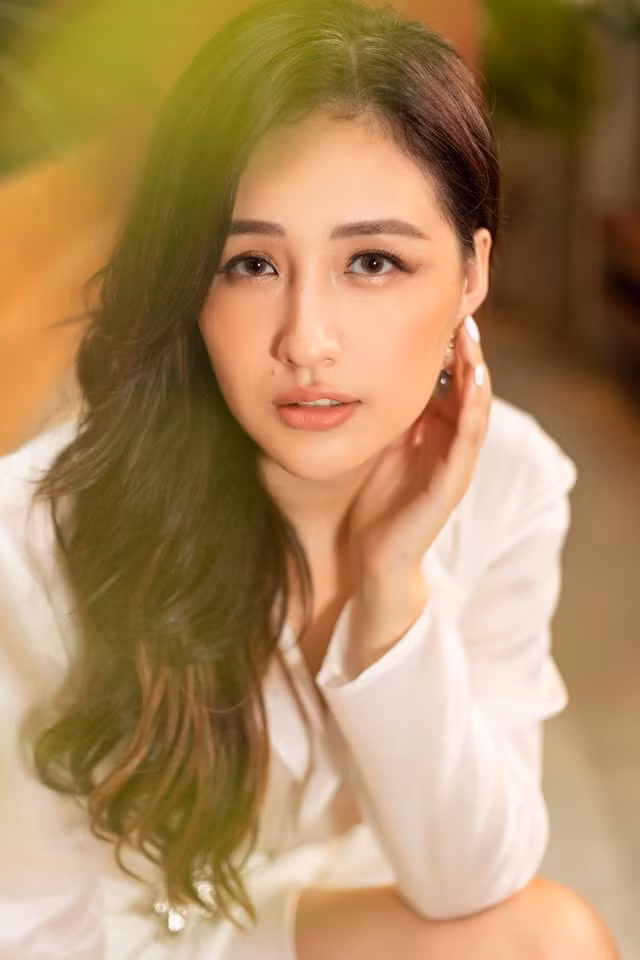 Thời gian qua, người đẹp 8X vướng tin đồn đã có con song chọn cách giấu kín. Thậm chí, đoạn clip Hoa hậu Việt Nam thoải mái đùa giỡn, có cử chỉ thân mật với một bé gái được chia sẻ khiến nhiều cư dân mạng cho rằng lời đồn đoán này là sự thật. Ảnh: Huy Nguyễn