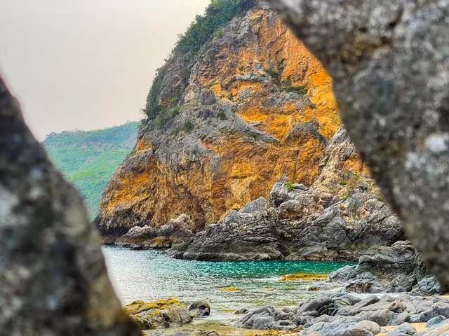 Không gian Ghềnh Bàng thơ mộng. Các vách đá dựng đứng với màu sắc lạ mắt, cùng nước biển xanh ngắt tạo nên khung cảnh không lẫn vào đâu được. Ảnh: Hữu Tú