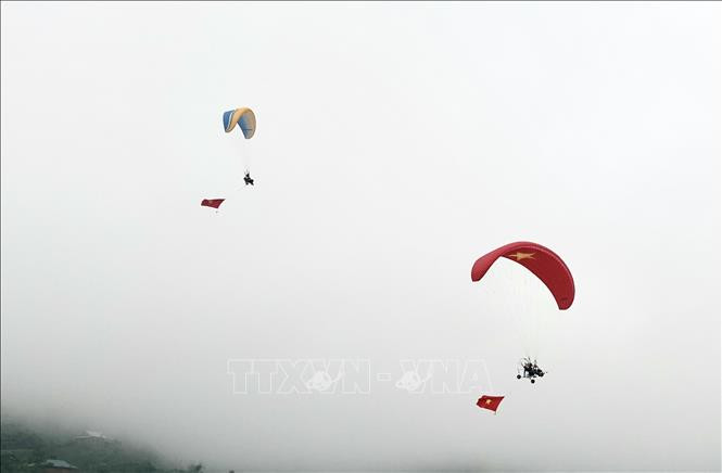 Du khách đã được chiêm ngưỡng màn bay biểu diễn dù bay của các phi công.