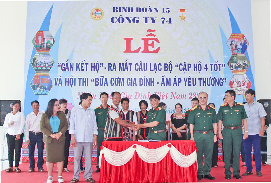 Công ty 74 (Binh đoàn 15) tiến hành lễ gắn kết cặp hộ người kinh với hộ dân tộc thiểu số và ra mắt Câu lạc bộ "Cặp hộ 4 tốt". Ảnh: Sơn Tùng Công ty 74 (Binh đoàn 15) tiến hành lễ gắn kết cặp hộ người kinh với hộ dân tộc thiểu số và ra mắt Câu lạc bộ "Cặp hộ 4 tốt". Ảnh: Sơn Tùng