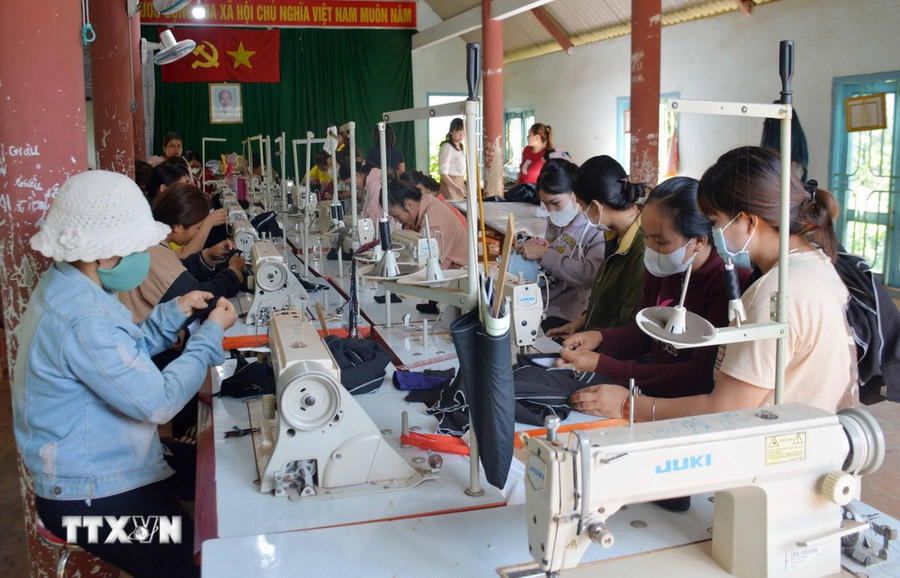 Lớp đào tạo nghề may gia dụng cho phụ nữ dân tộc thiểu số ở xã Ea Hiu, huyện Krông Pắk, tỉnh Đắk Lắk. (Ảnh: Hoài Thu/TTXVN) Lớp đào tạo nghề may gia dụng cho phụ nữ dân tộc thiểu số ở xã Ea Hiu, huyện Krông Pắk, tỉnh Đắk Lắk. (Ảnh: Hoài Thu/TTXVN)