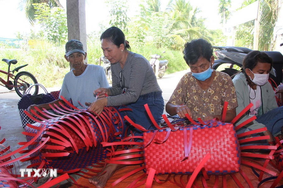 Lớp học đan lát tại huyện Kế Sách, tỉnh Sóc Trăng. (Ảnh: Tuấn Phi/TTXVN) Lớp học đan lát tại huyện Kế Sách, tỉnh Sóc Trăng. (Ảnh: Tuấn Phi/TTXVN)