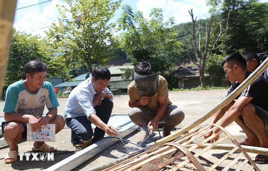 Lớp học đào tạo nghề tại xã Khổng Lào, huyện biên giới Phong Thổ, tỉnh Lai Châu. (Ảnh: Quý Trung/TTXVN) Lớp học đào tạo nghề tại xã Khổng Lào, huyện biên giới Phong Thổ, tỉnh Lai Châu. (Ảnh: Quý Trung/TTXVN)
