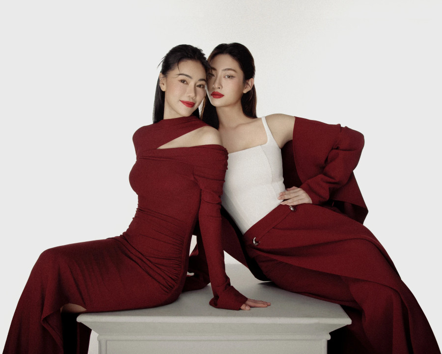 Trong bộ ảnh này, Lương Thùy Linh lựa chọn kết hợp với "bà trùm hoa hậu" Phạm Kim Dung. Đối với người đẹp sinh năm 2000, "Mẹ Dung" chính là người dìu dắt cô trong những ngày đầu nàng hậu bước chân vào showbiz. Ảnh:Trí Nghĩa Trong bộ ảnh này, Lương Thùy Linh lựa chọn kết hợp với "bà trùm hoa hậu" Phạm Kim Dung. Đối với người đẹp sinh năm 2000, "Mẹ Dung" chính là người dìu dắt cô trong những ngày đầu nàng hậu bước chân vào showbiz. Ảnh:Trí Nghĩa