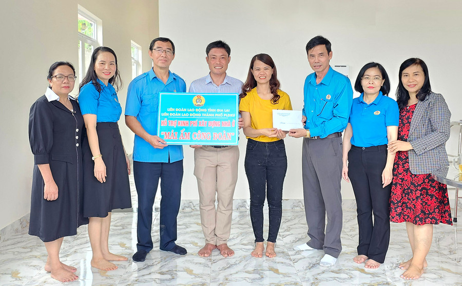 Liên đoàn Lao động TP. Pleiku trao hỗ trợ mái ấm công đoàn cho đoàn viên, người lao động có hoàn cảnh khó khăn về nhà ở. Ảnh: Bá Bính