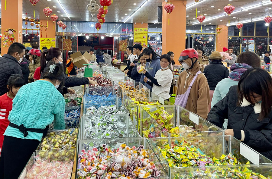 Không khí mua sắm Tết tại cửa hàng Tam Ba rất nhộn nhịp. Ảnh: Vũ Thảo