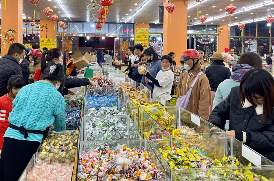 Không khí mua sắm Tết tại cửa hàng Tam Ba rất nhộn nhịp. Ảnh: Vũ Thảo