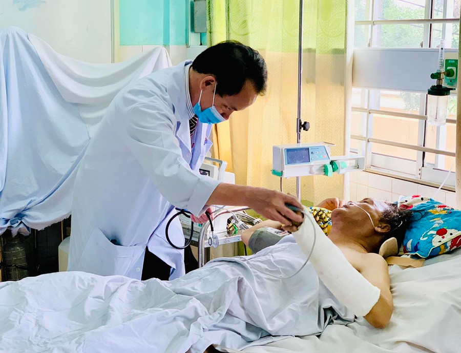 Nhờ có BHYT, nhiều người dân đã được san sẻ gánh nặng chi phí khám-chữa bệnh. Ảnh: N.N