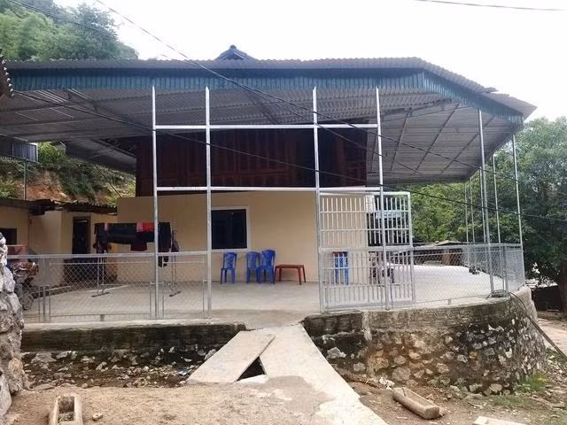 XKLĐ đã giúp người dân ở xã Tà Cạ xây dựng nhà cửa khang trang. Ảnh K.HOAN