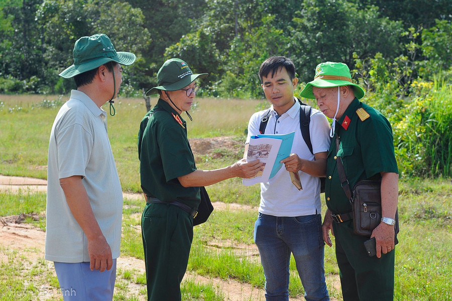 Các nhà khoa học và nhân chứng khảo sát thực địa tại thung lũng Ia Drăng (xã Ia Púch, huyện Chư Prông). Ảnh: Huỳnh Bá Tính