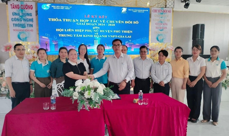 Hội LHPN huyện ký kết hợp tác với VNPT trong việc đưa công nghệ thông tin vào các hoạt động của Hội. Ảnh: V.C Hội LHPN huyện ký kết hợp tác với VNPT trong việc đưa công nghệ thông tin vào các hoạt động của Hội. Ảnh: V.C