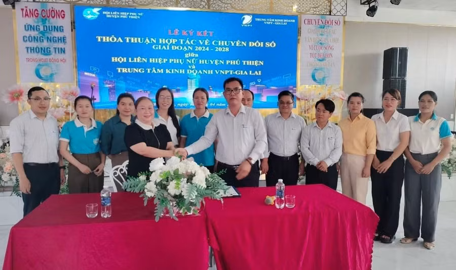Hội LHPN huyện ký kết hợp tác với VNPT trong việc đưa công nghệ thông tin vào các hoạt động của Hội. Ảnh: V.C