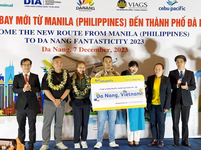 3 du khách từ Philippines may mắn được tặng vé khứ hồi nhân dịp mở đường bay mới. Ảnh: NGUYỄN TÚ