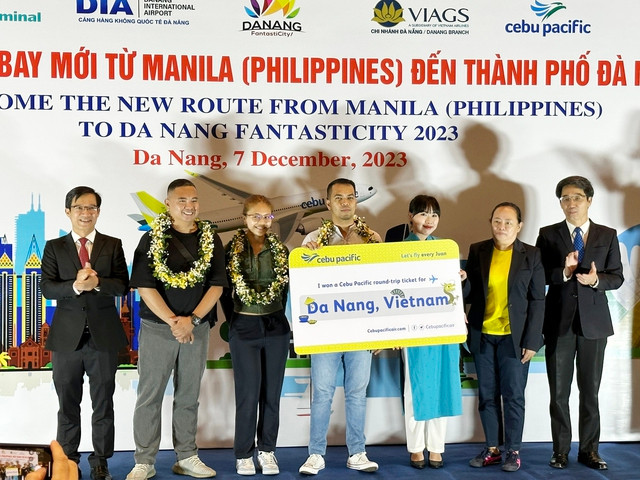3 du khách từ Philippines may mắn được tặng vé khứ hồi nhân dịp mở đường bay mới. Ảnh: NGUYỄN TÚ