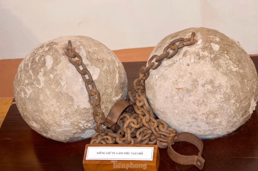 Thực dân Pháp đúc cùm chân bằng bê tông. Thực dân Pháp đúc cùm chân bằng bê tông.