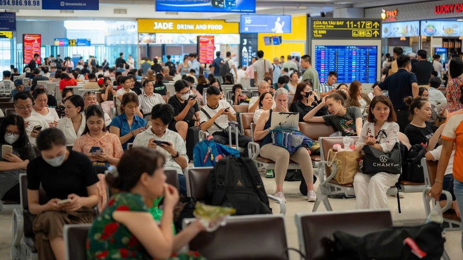 Vé bay khung giờ ban ngày có mức giá cao hơn so với tối và đêm. (Ảnh: PV/Vietnam+) Vé bay khung giờ ban ngày có mức giá cao hơn so với tối và đêm. (Ảnh: PV/Vietnam+)