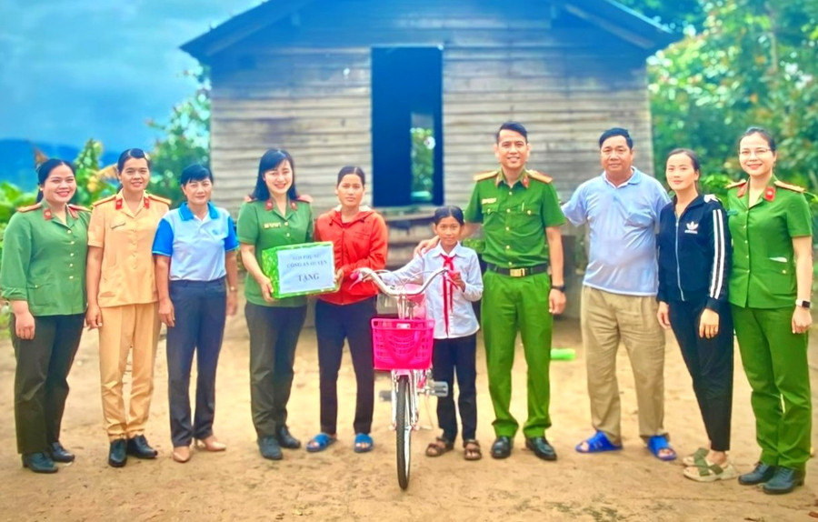 Công an huyện Ia Pa tặng quà cho học sinh nghèo vượt khó. Ảnh: H.T Công an huyện Ia Pa tặng quà cho học sinh nghèo vượt khó. Ảnh: H.T