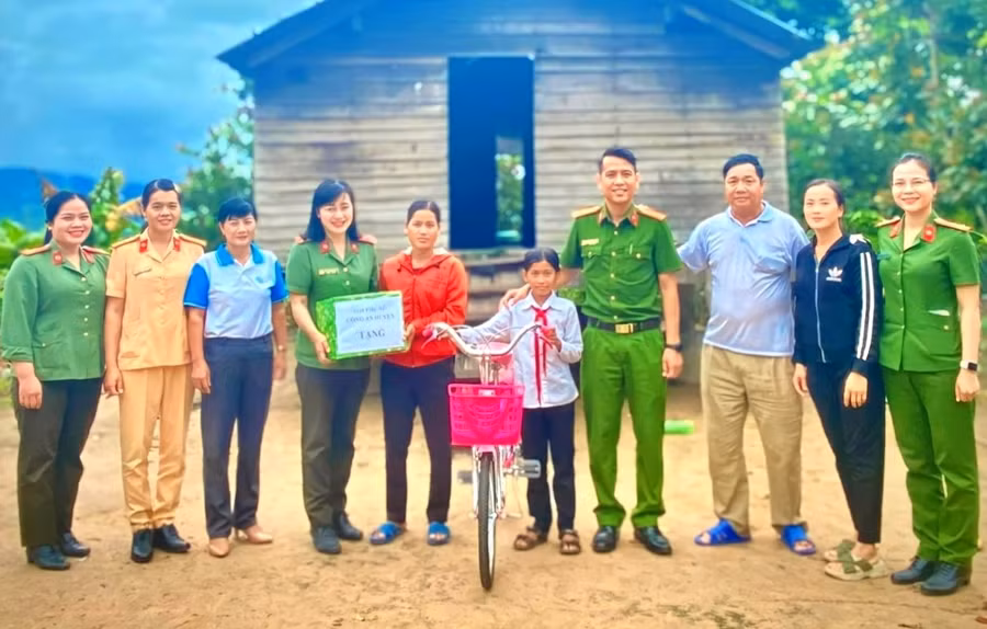 Công an huyện Ia Pa tặng quà cho học sinh nghèo vượt khó. Ảnh: H.T