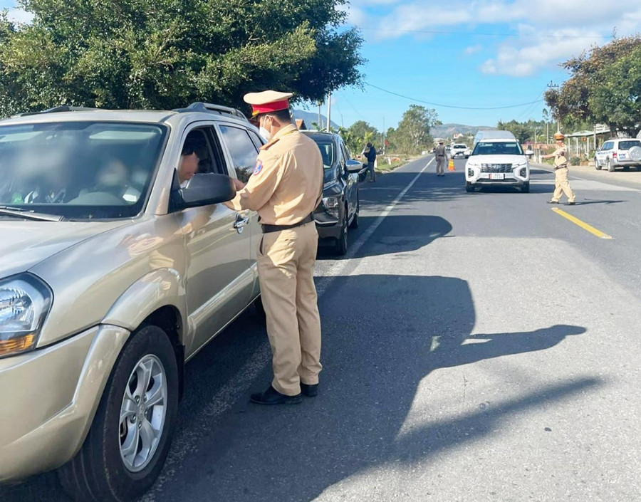 Lực lượng CSGT kiểm tra nồng độ cồn đối với tài xế điều khiển ô tô trên quốc lộ 19. Ảnh: Lê Anh Lực lượng CSGT kiểm tra nồng độ cồn đối với tài xế điều khiển ô tô trên quốc lộ 19. Ảnh: Lê Anh