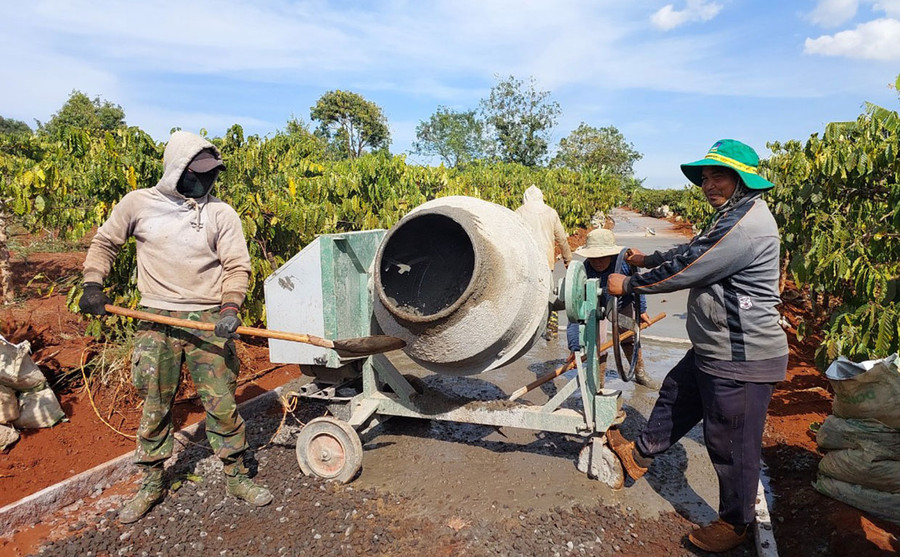 Người dân làng Groi Wêt (xã Glar, huyện Đak Đoa) làm đường giao thông nông thôn. Ảnh: N.D