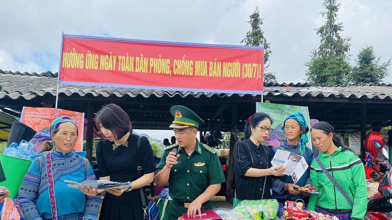 Tuyên truyền cho người dân về phòng, chống mua bán người tại chợ phiên xã Pha Long, huyện Mường Khương (Lào Cai).