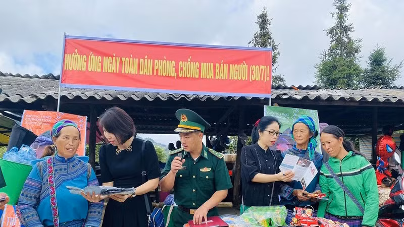 Tuyên truyền cho người dân về phòng, chống mua bán người tại chợ phiên xã Pha Long, huyện Mường Khương (Lào Cai).