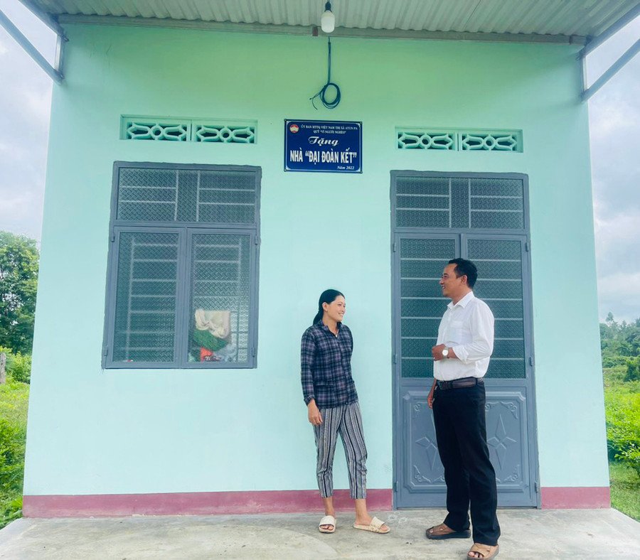 Bà Nay H’Oan (buôn Jứ Ama Nai, xã Ia Rtô) vui mừng bên căn nhà &quot;Đại đoàn kết&quot; được hỗ trợ. Ảnh: Vũ Chi