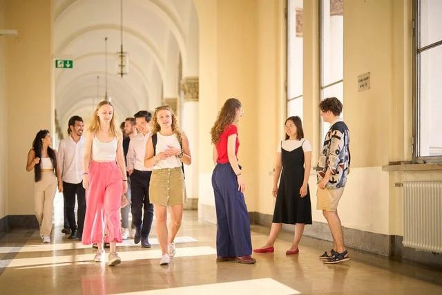 Sinh viên quốc tế theo học tại ĐH Ludwig Maximilian München (Đức). LUDWIG-MAXIMILIANS-UNIVERSITÄT MÜNCHEN Sinh viên quốc tế theo học tại ĐH Ludwig Maximilian München (Đức). LUDWIG-MAXIMILIANS-UNIVERSITÄT MÜNCHEN