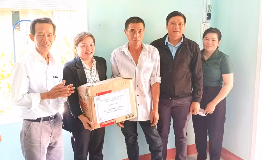 Các cơ quan, ban ngành xã Xuân An tặng quà cho gia đình anh Nguyễn Hữu Bình (đứng giữa, thôn An Xuân 2) nhân dịp khánh thành nhà mới. Ảnh: Đ.Y