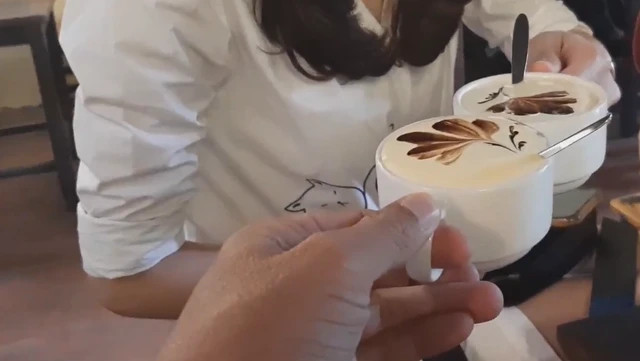 Nhiều người trẻ nói "cà phê trứng là món uống nên thưởng thức". Ảnh: THANH NAM Nhiều người trẻ nói "cà phê trứng là món uống nên thưởng thức". Ảnh: THANH NAM