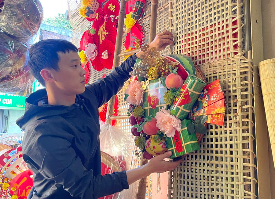 Những ngày này, nhân viên của quán Mây tre đan (14 Duy Tân, TP. Pleiku) bận rộn hơn với việc trang trí nhà cửa, quán cà phê cho khách. Ảnh: N.H