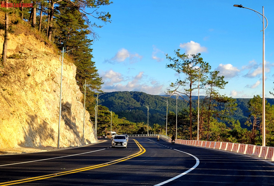 Khung cảnh đèo Prenn nhìn từ hướng Đà Lạt về Liên Khương. Hệ thống lan can phía vực đã thi công hoàn thiện đảm bảo an toàn. Khung cảnh đèo Prenn nhìn từ hướng Đà Lạt về Liên Khương. Hệ thống lan can phía vực đã thi công hoàn thiện đảm bảo an toàn.