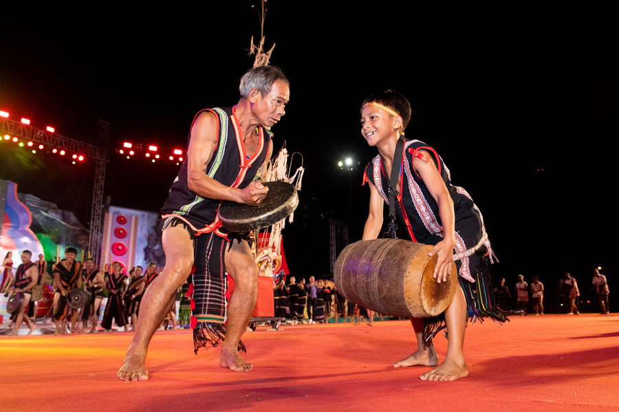 Gặp gỡ, trao truyền nghệ thuật trình diễn dân gian. Ảnh: Đức Thành