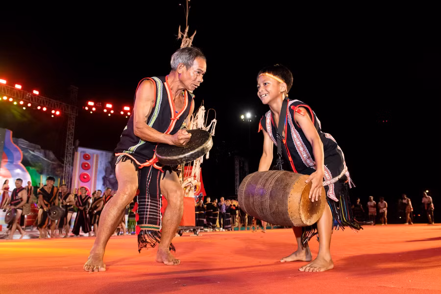 Gặp gỡ, trao truyền nghệ thuật trình diễn dân gian. Ảnh: Đức Thành